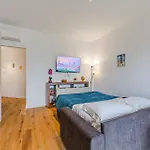 Urban Park View - A Bright Space In Apartment *